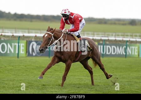 File photo datato 26-09-2020 di Adam Kirby Riding Saffron Beach Winning the Blandford Bloodstock Maiden Fillies' Stakes durante il terzo giorno del Cambridgeshire Meeting presso l'Ippodromo di Newmarket. Data di emissione: Lunedì 12 aprile 2021. Foto Stock