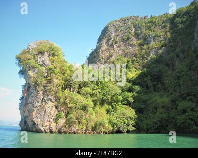 Alcune delle bellissime isole della Baia di Phang Nga, Phuket, Thailandia in una giornata di sole. Foto Stock