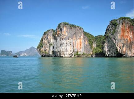 Alcune delle bellissime isole della Baia di Phang Nga, Phuket, Thailandia in una giornata di sole. Foto Stock