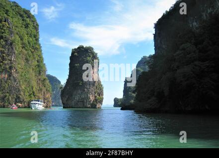 Alcune delle bellissime isole della Baia di Phang Nga, Phuket, Thailandia in una giornata di sole. Foto Stock