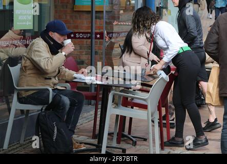 Bournemouth, Regno Unito. 12 aprile 2021. Desite il freddo, le persone che godono di un caffè a Bournemouth, Dorset il giorno in cui i ristoranti, pub e caffè sono autorizzati a servire cibo e alcol ai clienti seduti all'esterno come parte della seconda fase della revoca delle restrizioni di blocco imposte durante il terzo Covid-19 pandemic lockdown . Credit: Richard Crease/Alamy Live News Foto Stock