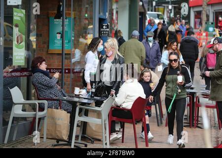 Bournemouth, Regno Unito. 12 aprile 2021. Desite il freddo, le persone che godono di un caffè a Bournemouth, Dorset il giorno in cui i ristoranti, pub e caffè sono autorizzati a servire cibo e alcol ai clienti seduti all'esterno come parte della seconda fase della revoca delle restrizioni di blocco imposte durante il terzo Covid-19 pandemic lockdown . Credit: Richard Crease/Alamy Live News Foto Stock