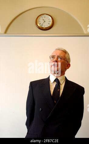 Alan Pickering, partner di Watson Wyatt, autore di 'UN modo più semplice per migliorare le pensioni', in una conferenza stampa.11 luglio 2002 foto Andy Paradise Foto Stock