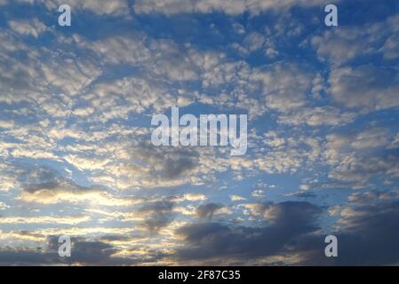 Bel cielo al tramonto con nuvole, rimpiazzamento del cielo, sfondo della natura Foto Stock