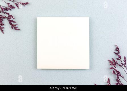 Invito biglietto d'auguri con sfondo floreale con fiori secchi ai bordi, copia foto spazio Foto Stock