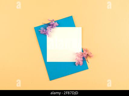 Minimo sfondo modello di business con carta bianca vuota, composizione floreale a posa piatta, con spazio per la copia Foto Stock