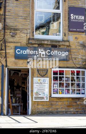 Honley, Holmfirth, Yorkshire, Regno Unito, 05 aprile 2021. UK - Crafters Cottage, Honley, i negozi riaprono dopo mesi di chiusura. RASQ Photography/Alamy Live News. Foto Stock