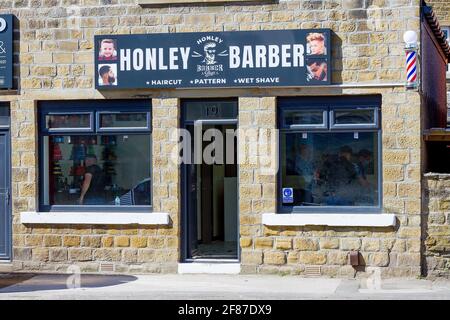 Honley, Holmfirth, Yorkshire, Regno Unito, 05 aprile 2021. UK - Honley Barbers, un nuovo negozio a Honley apre oggi. RASQ Photography/Alamy Live News. Foto Stock