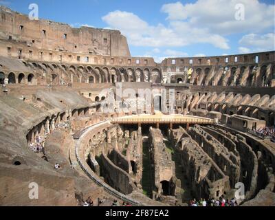 Il famoso e bellissimo Colosseo nel centro di Roma, l'Italia è il più grande anfiteatro antico mai costruito, ed è ancora oggi il più grande. Foto Stock