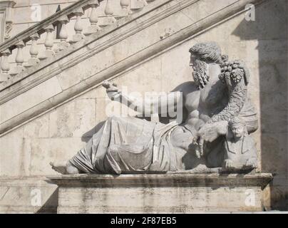 Una delle belle statue sotto le scale di Piazza Campidoglio a Roma. Foto Stock