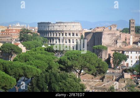 Una vista dal Foro Romano verso il Colosseo di Roma, Italia. Foto Stock