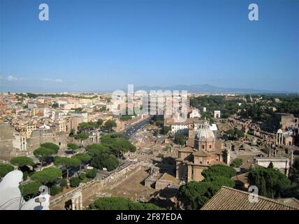 Una vista verso il Colosseo dal tetto del bellissimo Monumento Vittorio Emanuele II a Roma, Italia. Foto Stock