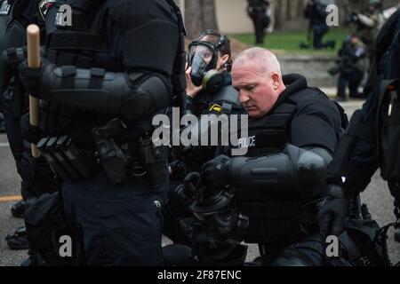 Brooklyn Center, Minnesota, 11 aprile 2021, i manifestanti si presentano vicino all'angolo tra Katherene Drive e 63rd Ave North il 11 aprile 2021 a Brooklyn Center, Minnesota, dopo l'uccisione di Daunte Wright. Foto: Chris Tuite/ImageSPACE /MediaPunch Foto Stock