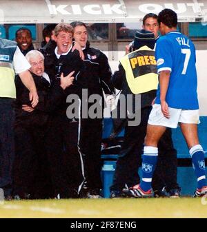 GIOCA LA SECONDA TAPPA DI OFF MILLWALL V BIRMINGHAM 2/5/2002 STEVE BRUCE AL MOMENTO DELLA VITTORIA FOTO DAVID ASHDOWN.FOOTBALL Foto Stock