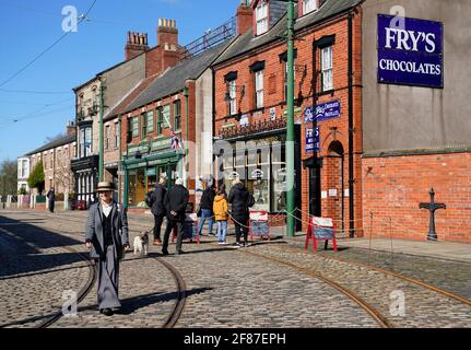 Persone al Beamish Museum vicino a Stanley, Co Durham, il museo all'aperto dopo la riapertura ai visitatori dopo l'ulteriore allentamento delle restrizioni di blocco in Inghilterra. Data immagine: Lunedì 12 aprile 2021. Foto Stock