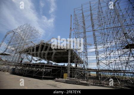 salvador, bahia / brasile - 13 dicembre 2018: Lavoratori in funzione per assemblare la struttura metallica del Festival da Virada fase, nel vicino Foto Stock