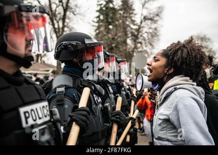 Brooklyn Center, Minnesota, 11 aprile 2021, i manifestanti si presentano vicino all'angolo tra Katherene Drive e 63rd Ave North il 11 aprile 2021 a Brooklyn Center, Minnesota, dopo l'uccisione di Daunte Wright. Foto: Chris Tuite/ImageSPACE /MediaPunch Foto Stock