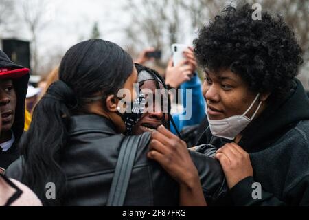 Brooklyn Center, Minnesota, 11 aprile 2021, i manifestanti si presentano vicino all'angolo tra Katherene Drive e 63rd Ave North il 11 aprile 2021 a Brooklyn Center, Minnesota, dopo l'uccisione di Daunte Wright. Foto: Chris Tuite/ImageSPACE /MediaPunch Foto Stock