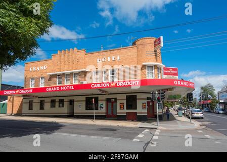 Il Grand Hotel in Carp St, Bega, New South Wales, Australia è stato costruito nel 1938 da Toohey's Breweries con angolo curvo stile Art Deco Foto Stock