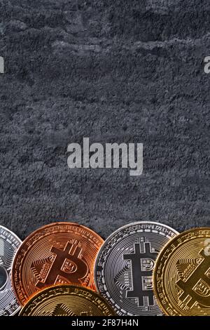 Concetto di business top view di cryptocurrency bitcoin denaro su sfondo scuro nero tavolo ardesia. Foto Stock