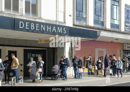 Broadmead, Bristol, Regno Unito. 12 Aprile 2021. Debenhams è aperto solo per un giorno. I negozi non essenziali sono autorizzati ad aprire in Inghilterra. La gente sta facendo la fila fuori dei loro punti vendita preferiti nel quartiere commerciale Broadmead di Bristol. Credit: JMF News/Alamy Live News Foto Stock