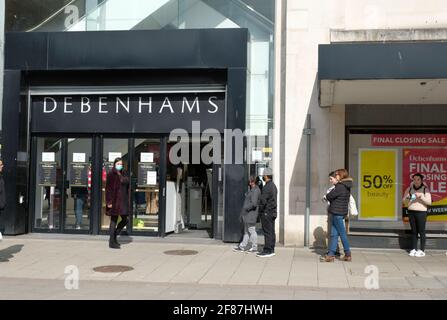 Broadmead, Bristol, Regno Unito. 12 Aprile 2021. Debenhams è aperto solo per un giorno. I negozi non essenziali sono autorizzati ad aprire in Inghilterra. La gente sta facendo la fila fuori dei loro punti vendita preferiti nel quartiere commerciale Broadmead di Bristol. Credit: JMF News/Alamy Live News Foto Stock