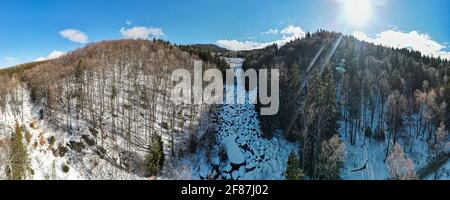 Panorama invernale aereo del fiume Stone conosciuto come Zlatnite Mostove (ponti dorati) al Monte Vitosha, Regione della Città di Sofia, Bulgaria Foto Stock