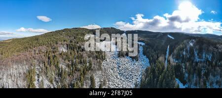 Panorama invernale aereo del fiume Stone conosciuto come Zlatnite Mostove (ponti dorati) al Monte Vitosha, Regione della Città di Sofia, Bulgaria Foto Stock