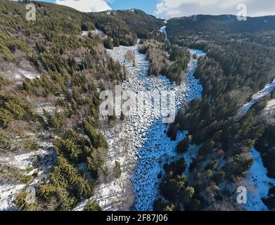 Panorama invernale aereo del fiume Stone conosciuto come Zlatnite Mostove (ponti dorati) al Monte Vitosha, Regione della Città di Sofia, Bulgaria Foto Stock