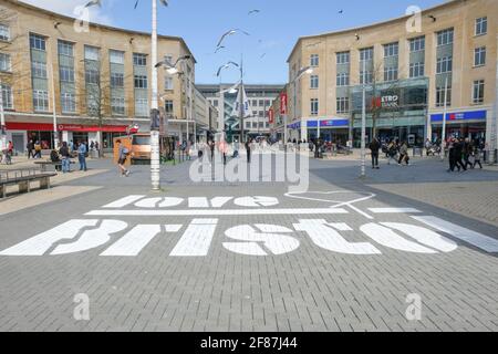 Broadmead, Bristol, Regno Unito. 12 Aprile 2021. I designer di UPFEST hanno decorato il pavimento con Love Bristol. I negozi non essenziali sono autorizzati ad aprire in Inghilterra. La gente sta facendo la fila fuori dei loro punti vendita preferiti nel quartiere commerciale Broadmead di Bristol. Credit: JMF News/Alamy Live News Foto Stock