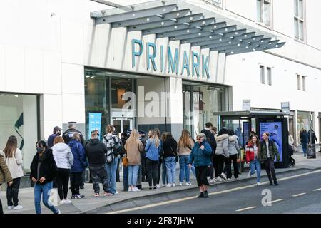 Broadmead, Bristol, Regno Unito. 12 Aprile 2021. Contrassegno primario occupato. I negozi non essenziali sono autorizzati ad aprire in Inghilterra. La gente sta facendo la fila fuori dei loro punti vendita preferiti nel quartiere commerciale Broadmead di Bristol. Credit: JMF News/Alamy Live News Foto Stock