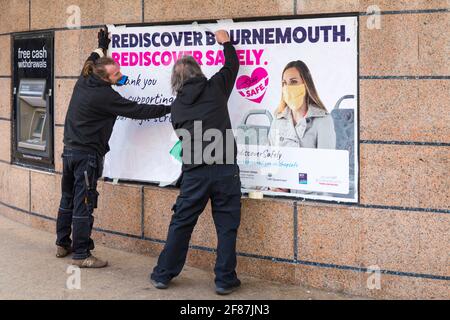 Bournemouth, Dorset UK. 12 aprile 2021. Bournemouth riapre con l'allentamento delle restrizioni di Covid-19, in quanto i negozi non essenziali sono tra quelli da riaprire. Credit: Carolyn Jenkins/Alamy Live News Foto Stock