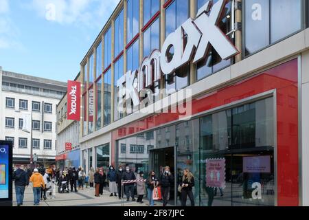 Broadmead, Bristol, Regno Unito. 12 Aprile 2021. TK-Max è occupato. I negozi non essenziali sono autorizzati ad aprire in Inghilterra. La gente sta facendo la fila fuori dei loro punti vendita preferiti nel quartiere commerciale Broadmead di Bristol. Credit: JMF News/Alamy Live News Foto Stock