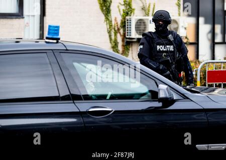 Laywer Nico Meijering e consulenza legale Peter R de Vries arrivano alla corte di De Bunker ad Amsterdam durante il processo di Marengo, 12 aprile 2021. Sospettati membri della cosiddetta mafia del mocro, sono ritenuti responsabili di una serie di omicidi e di tentativi di farlo nei Paesi Bassi nel periodo 2015-2019. Foto: Patrick van Katwijk/ | Foto Stock