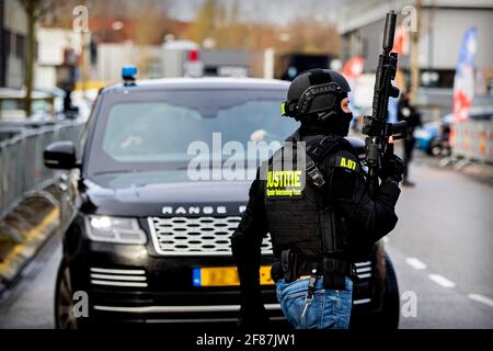 Laywer Nico Meijering e consulenza legale Peter R de Vries arrivano alla corte di De Bunker ad Amsterdam durante il processo di Marengo, 12 aprile 2021. Sospettati membri della cosiddetta mafia del mocro, sono ritenuti responsabili di una serie di omicidi e di tentativi di farlo nei Paesi Bassi nel periodo 2015-2019. Foto: Patrick van Katwijk/ | Foto Stock