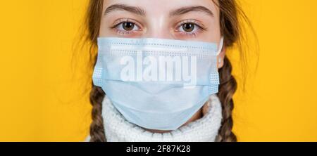 teen ragazza indossare maschera respiratore mentre coronavirus pandemia quarantena, medico Foto Stock