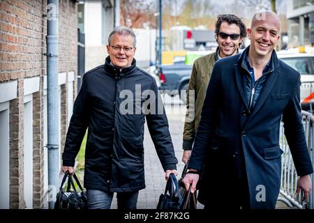 Laywer Nico Meijering e consulenza legale Peter R de Vries arrivano alla corte di De Bunker ad Amsterdam durante il processo di Marengo, 12 aprile 2021. Sospettati membri della cosiddetta mafia del mocro, sono ritenuti responsabili di una serie di omicidi e di tentativi di farlo nei Paesi Bassi nel periodo 2015-2019. Foto: Patrick van Katwijk/ | Foto Stock