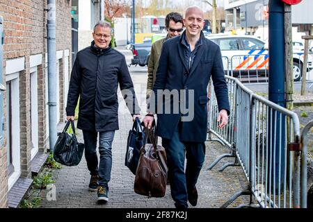 Laywer Nico Meijering e consulenza legale Peter R de Vries arrivano alla corte di De Bunker ad Amsterdam durante il processo di Marengo, 12 aprile 2021. Sospettati membri della cosiddetta mafia del mocro, sono ritenuti responsabili di una serie di omicidi e di tentativi di farlo nei Paesi Bassi nel periodo 2015-2019. Foto: Patrick van Katwijk/ | Foto Stock