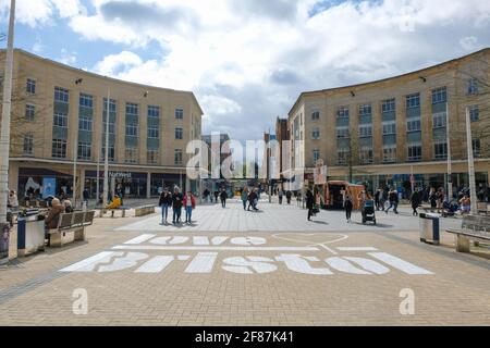 Broadmead, Bristol, Regno Unito. 12 Aprile 2021. I designer UPFEST hanno decorato il pavimento. I negozi non essenziali sono autorizzati ad aprire in Inghilterra. La gente sta facendo la fila fuori dei loro punti vendita preferiti nel quartiere commerciale Broadmead di Bristol. Credit: JMF News/Alamy Live News Foto Stock