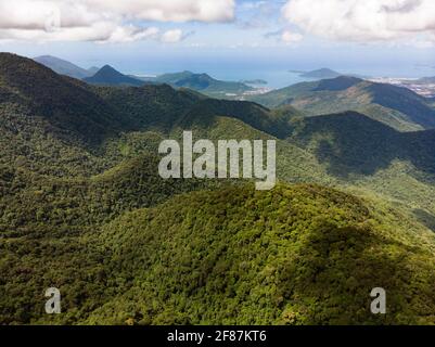 Serra do Mar state Park e la città di Ubatuba sullo sfondo, se Brasile Foto Stock