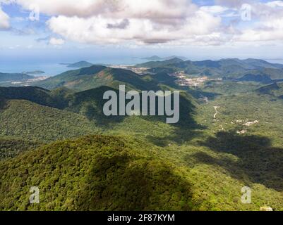 Serra do Mar state Park e la città di Ubatuba sullo sfondo, se Brasile Foto Stock