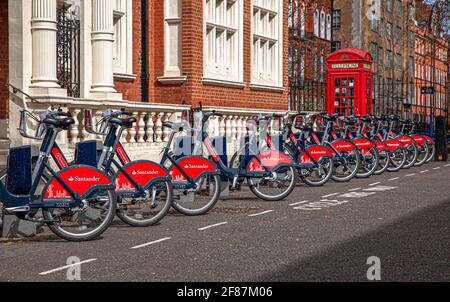 Stazione di aggancio Santander Cycles, St Audley Street, Mayfair, Londra, Inghilterra, REGNO UNITO. Foto Stock