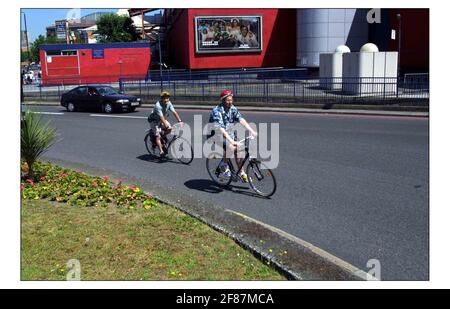 Cole Morton con istruttore di ciclo Steve Wagland (controllare l'ortografia) Fai un giro nel negozio di biciclette di Edwardes in Camberwell Road attraverso Elephant & Castle sul ponte di Waterloo in Soho.Pic David Sandison 13/6/2003 Foto Stock