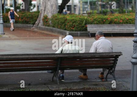 salvador, bahia / brasile - 11 aprile 2018: Gli anziani sono visti sulla panchina quadrata nella città di Salvador. *** Local Caption *** Foto Stock