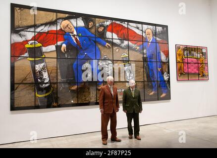 Londra, Regno Unito. 12 Aprile 2021. ‘NEW NORMAL PICTURES', una mostra personale di Gilbert & George che riunisce 26 nuove immagini descritte dagli artisti come ‘celebrative, crazed e super-modern'. Continuando il loro ‘progresso di Pilgrim' attraverso Londra est, gli artisti catturano l'atmosfera del momento e appaiono come figure zonked tra i paesaggi urbani disorientanti. Credit: Mark Thomas/Alamy Live News Foto Stock
