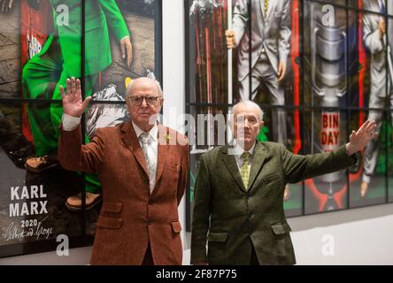 Londra, Regno Unito. 12 Aprile 2021. ÔNEW NORMAL PICTURESÕ, una mostra personale di Gilbert & George che riunisce 26 nuove immagini descritte dagli artisti come Ôcelebratory, crazed e super-modernÕ. Continuando la ProgressÕ della loro ÔPilgrim attraverso Londra est, gli artisti catturano l'atmosfera del momento e appaiono come figure zonked tra i paesaggi urbani disorientanti. Credit: Mark Thomas/Alamy Live News Foto Stock