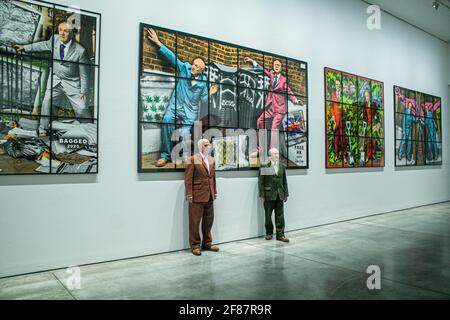 WHITE CUBE LONDRA, REGNO UNITO. 12 Aprile 2021. Un'anteprima di ‘NEW NORMAL PICTURES', una mostra personale alla White Cube Gallery London, di Gilbert & George (nella foto) che riunisce 26 nuove immagini descritte dagli artisti come ‘celebrative, crazed e super-modern'. Continuando il loro ‘progresso di Pilgrim' attraverso Londra est, gli artisti catturano l'atmosfera del momento e appaiono come figure zonked tra i paesaggi urbani disorientanti. Credit: amer Ghazzal/Alamy Live News Foto Stock