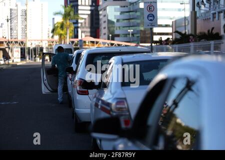 Parcheggio per veicoli - 2 marzo 2018: La coda dei taxi si trova nella città di Salvador. *** Local Caption *** Foto Stock