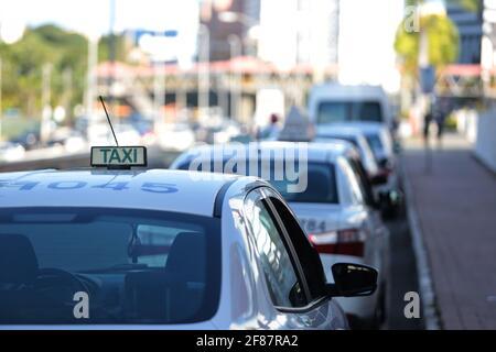 Parcheggio per veicoli - 2 marzo 2018: La coda dei taxi si trova nella città di Salvador. *** Local Caption *** Foto Stock