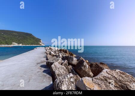 Molo marino sulla spiaggia Urbani a Sirolo, Ancona, Italia Foto Stock